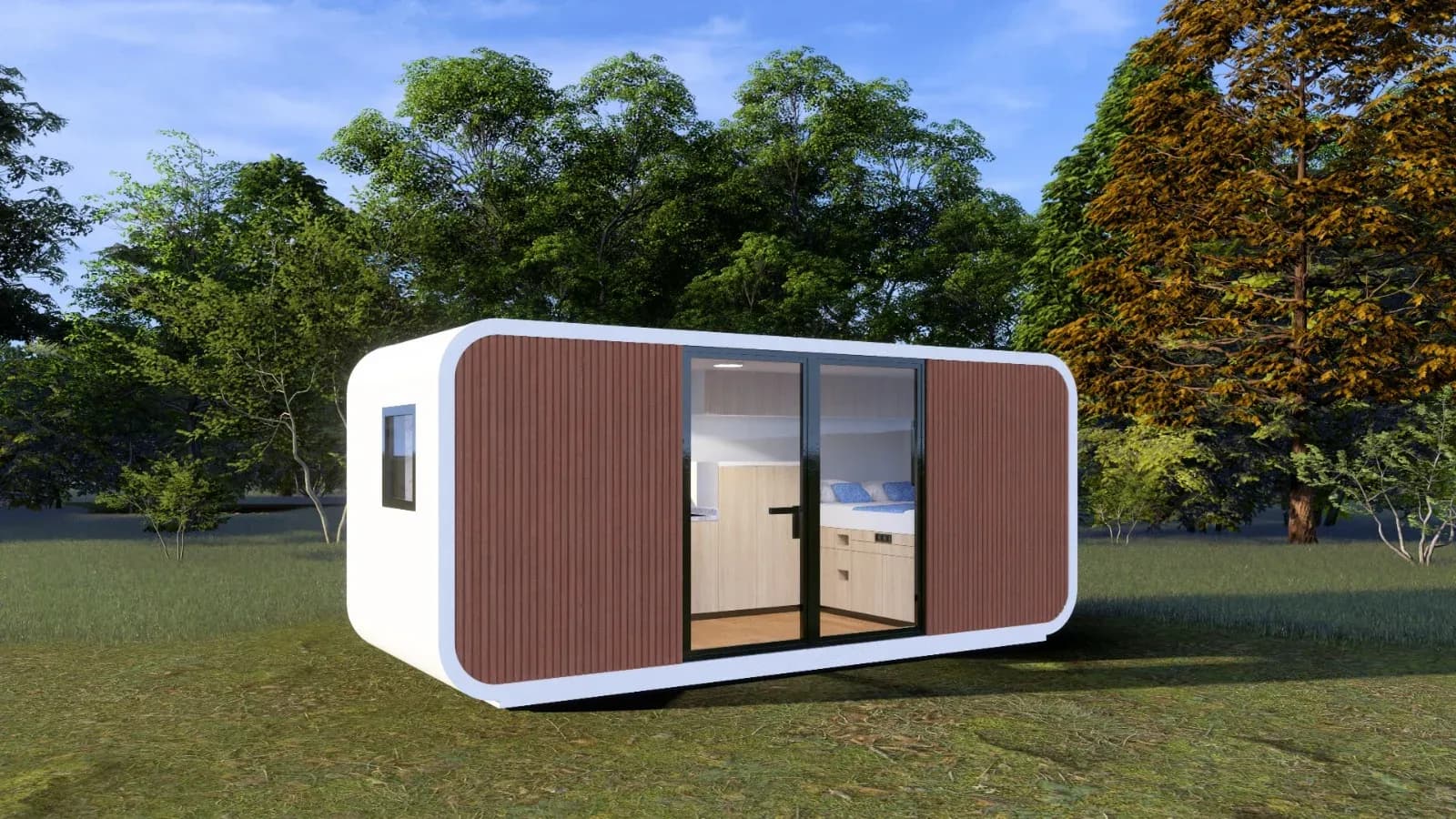 Modul mit Holzlamellen und Glastür auf einer Wiese vor Bäumen