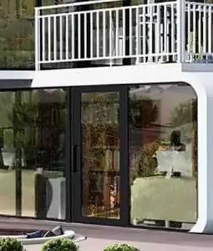Verglaste Front eines Moduls unter einem Balkon