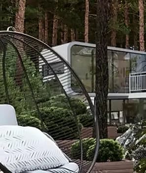 Hängesessel mit Kissen vor einem Modul im Wald